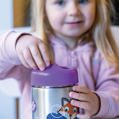 Child opening TUM TUM insulated food flask with purple lid, perfect for keeping food hot or cold, with easy-to-use design for little hands.