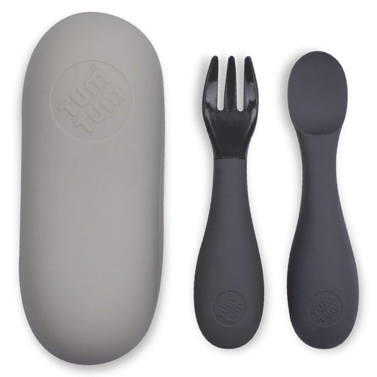 TUM TUM silicone cutlery set in grey, featuring a fork, spoon, and protective case, ideal for toddlers and easy on-the-go use.